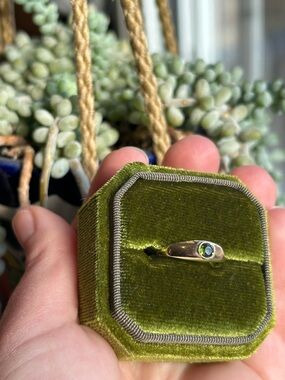 Gypsy ring - 9ct gold - flush set peridot solitaire band ring